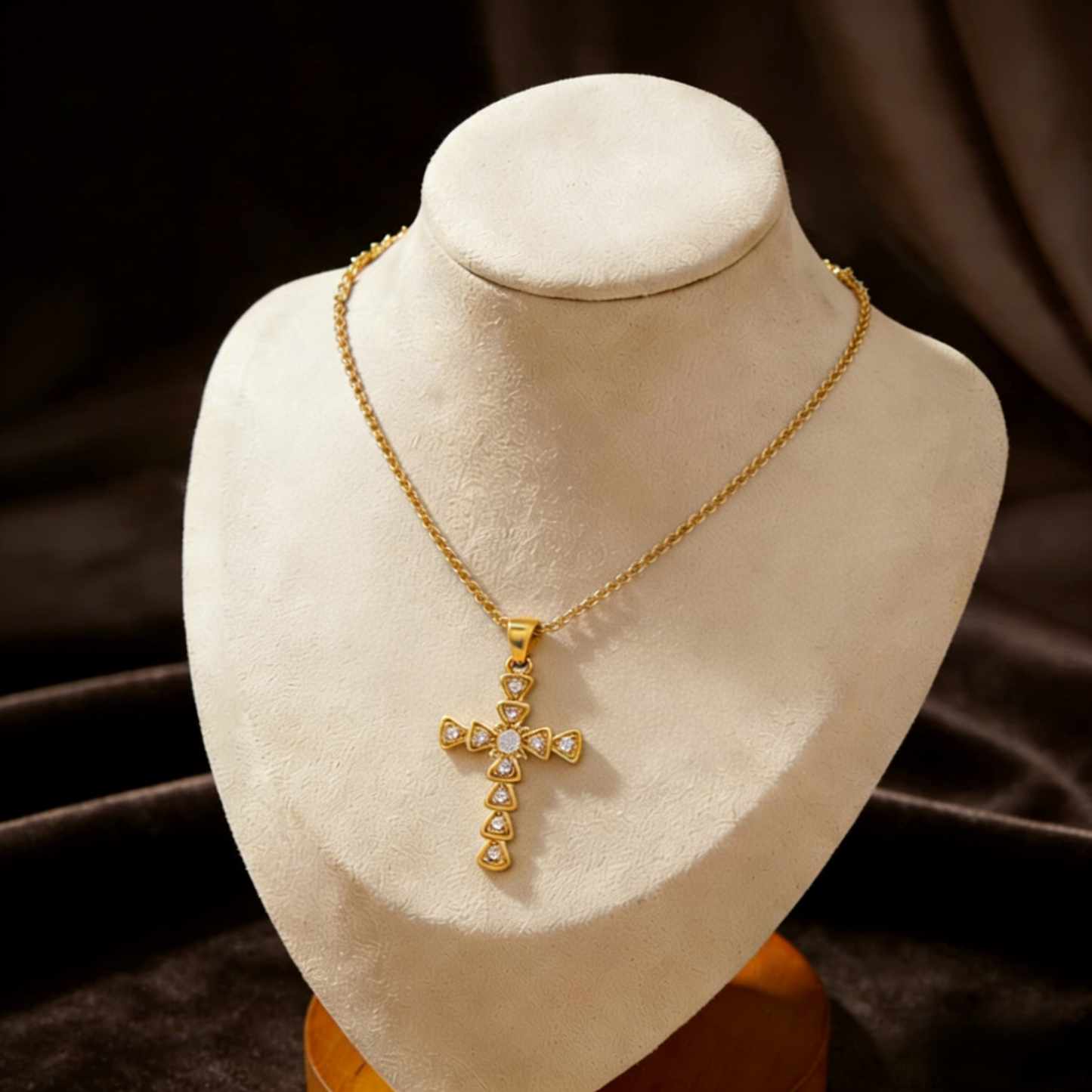 Cross pendant necklace