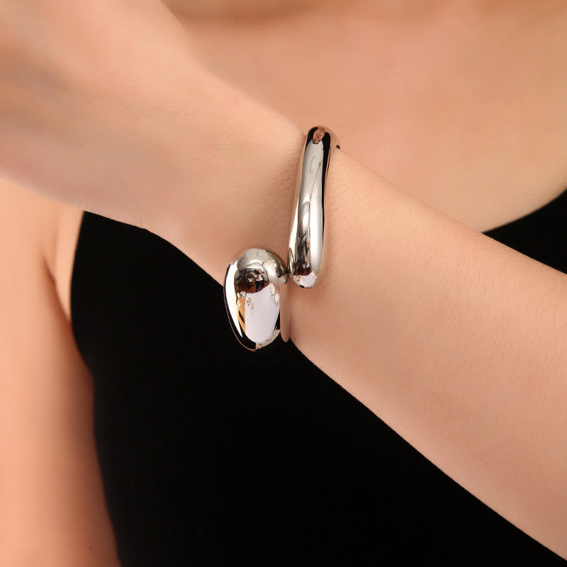 Waterdrop-shaped bracelet